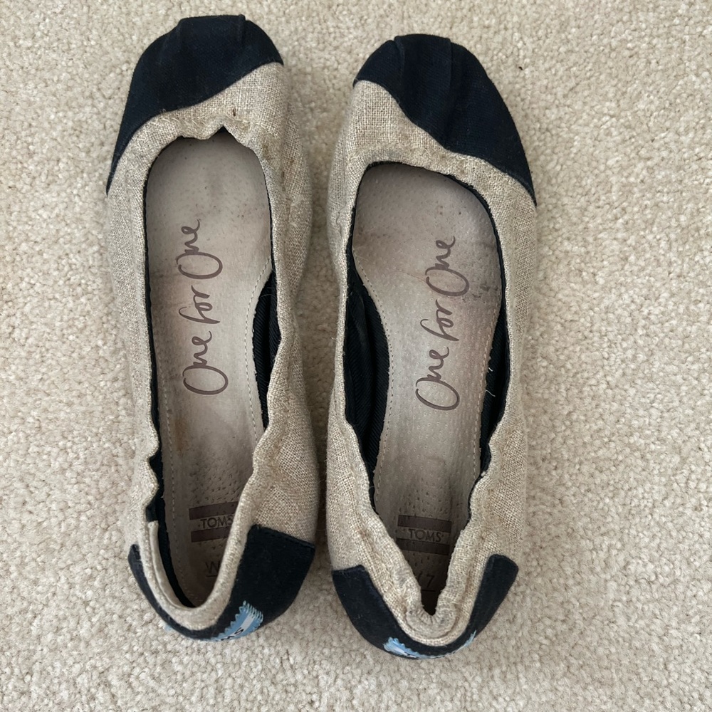 Toms women’s flats black & beige, size 7